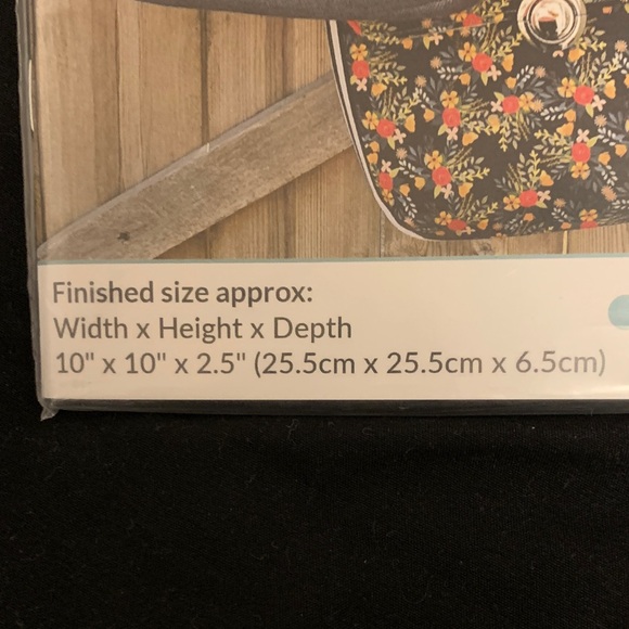 Button Lock Bag Pattern - Picture 2 of 3